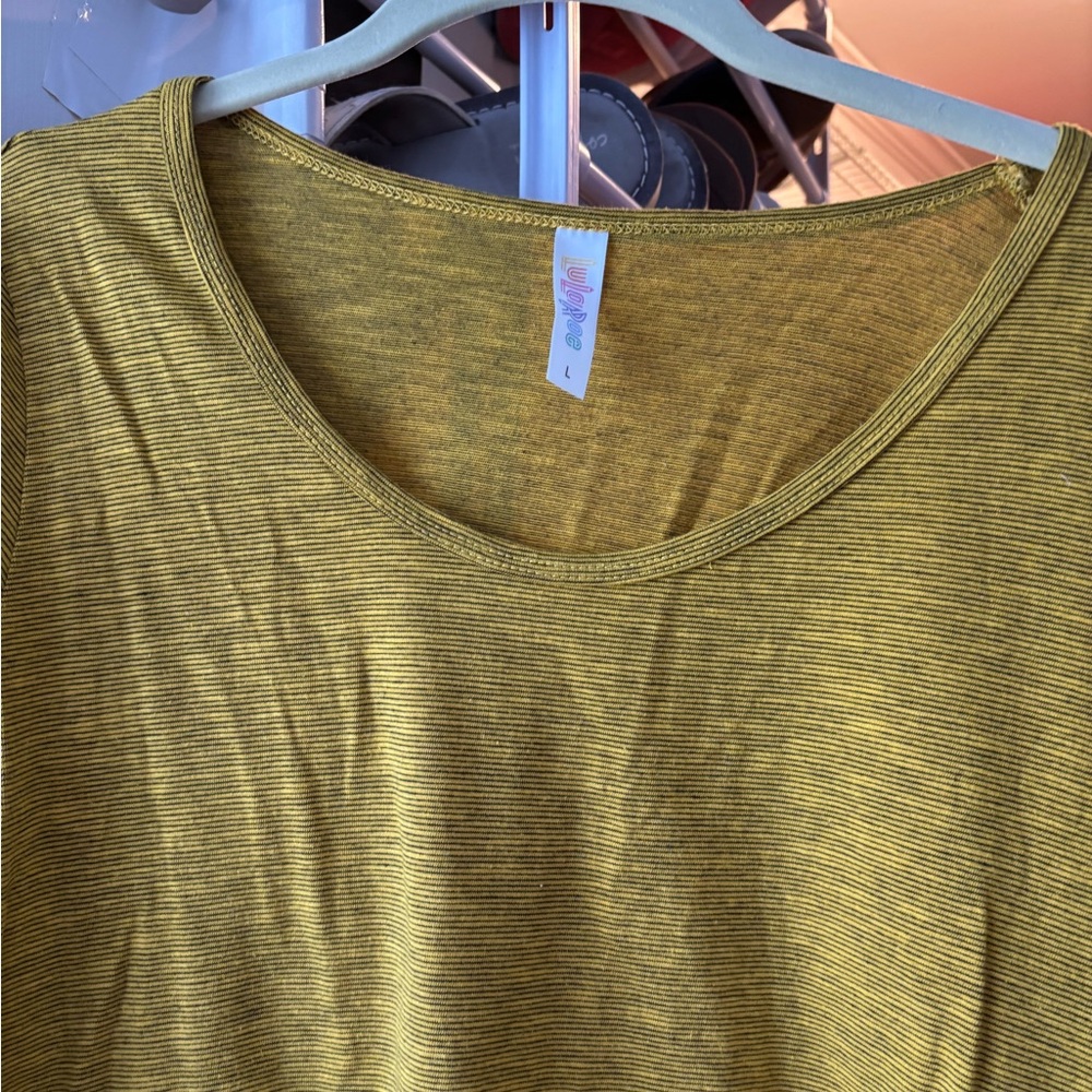 Lularoe Woman’s Classic T Top size L.never worn